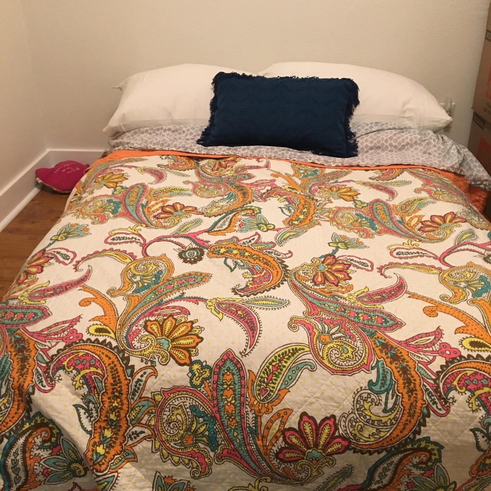 Paisley Quilt - Queen. Only used once